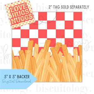 Può includere: Un download digitale con un design di supporto di 12,7 cm x 12,7 cm con un motivo a scacchi rosso e bianco, un mucchio di patatine fritte dorate e un'etichetta con la scritta "LOVE HUGS NUGGS". L'etichetta è di 5 cm e venduta separatamente.