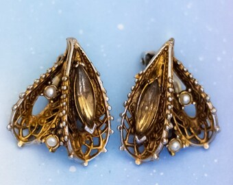 Vintage Intricate Sharp Oval Gems Gold Tone Clip On Earrings - J31