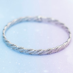 Vintage Beautiful Elven Elegance Bangle | Silver Tone Bangle | 7.85 inch | J10