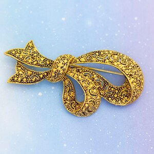 Vintage Aristocratic Ribbon Broch | Gold Tone Brooch | J27