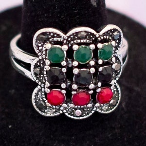 Anillo de colores africanos vintage / Tono plateado / Talla 10 / J26