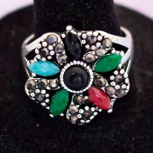 Anillo de flores colorido vintage / Tono plateado / Tamaño 9 1/2 / J26