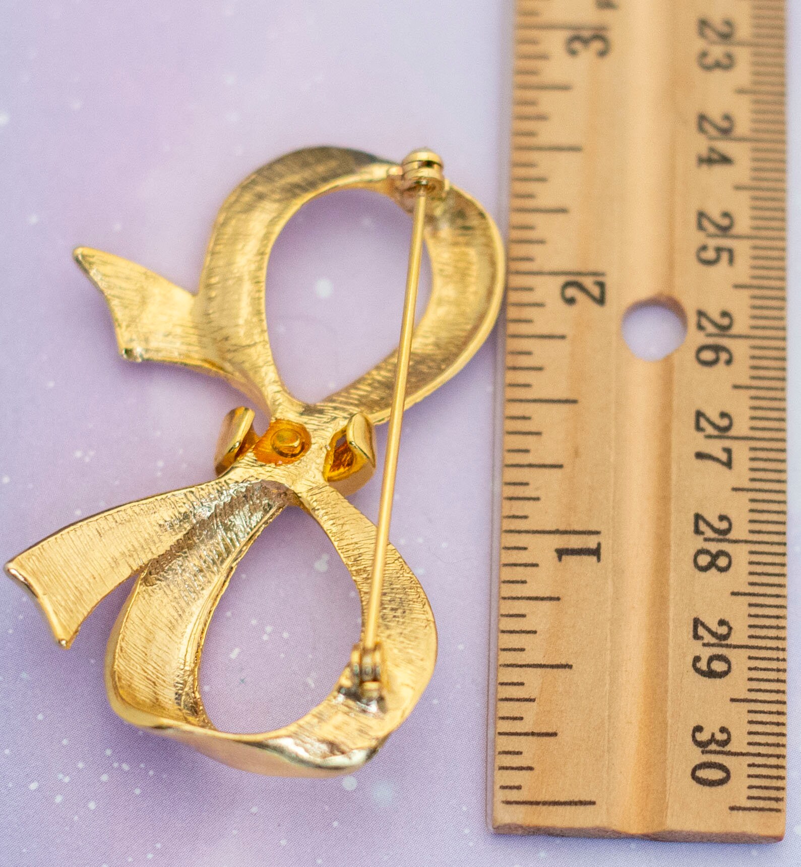 Broche Vintage Ruban Noir à Strass Dorés - Élégance Rétro, Longueur 5,6 Cm