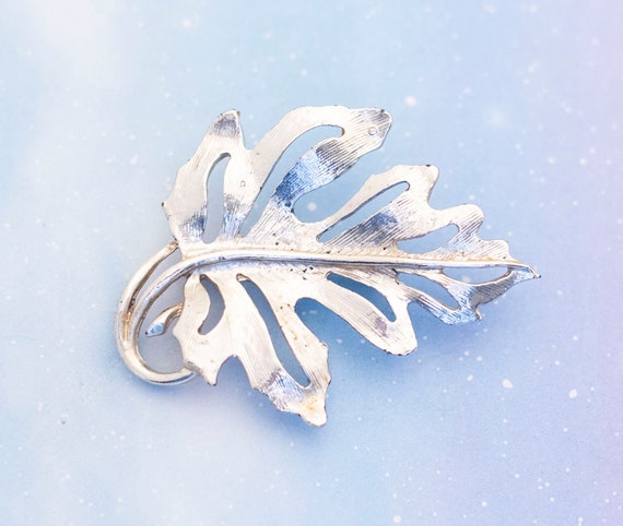 Vintage Elegant Spiral Leaf Brooch | Silver Tone Brooch  display picture 1