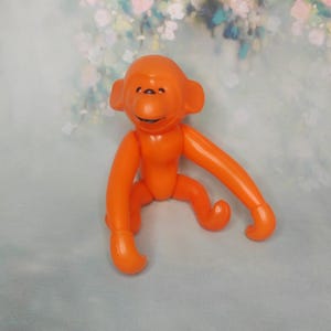 Mono de juguete vintage de la URSS, color naranja | Mono articulado de plástico de 22 cm | Diseño soviético de los años 70 Smorgon – Sonajero en el interior – Artículo de colección retro