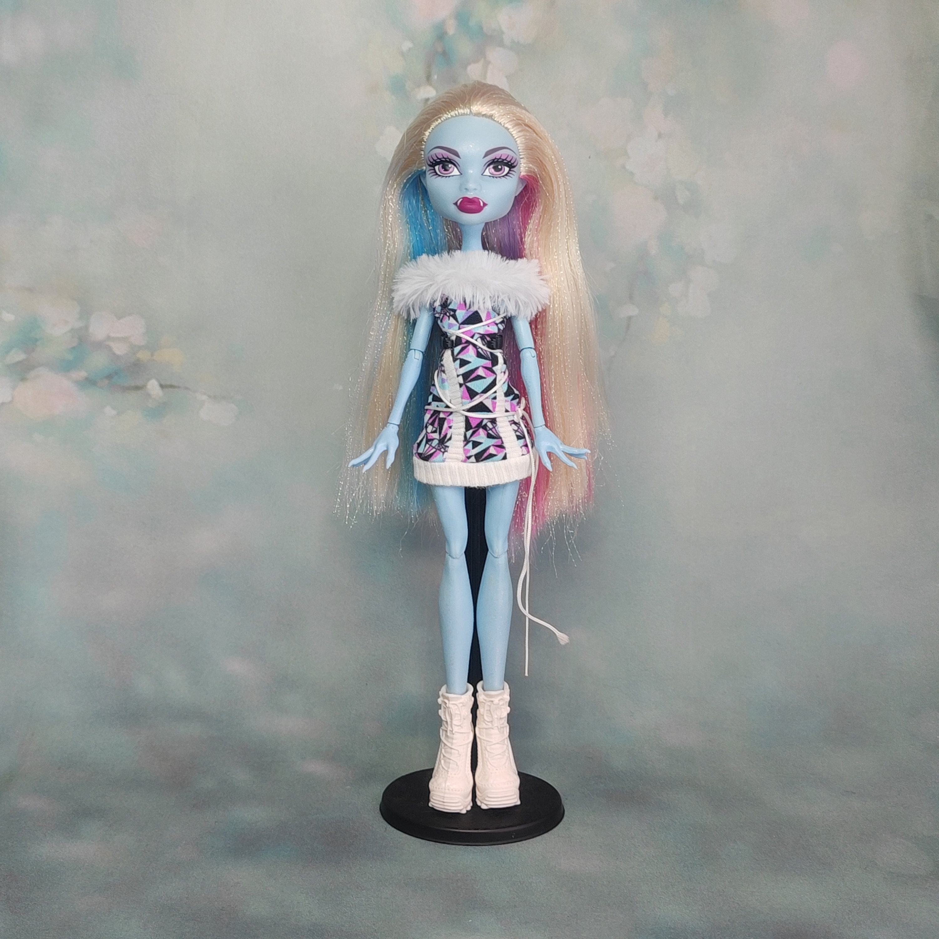 Monster High Doll Abbey Bominable Primera Ola Firma Básico