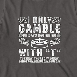 Puede incluir: Camiseta gris oscuro con texto blanco que dice "Solo juego en d&iacute;as que comienzan con 'T'" y enumera los d&iacute;as de la semana: martes, jueves, hoy, ma&ntilde;ana, Thaturday, Thunday.