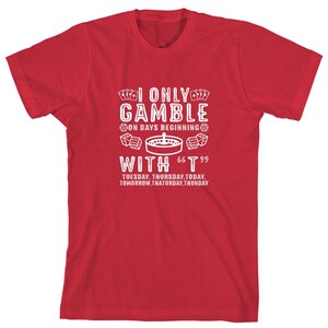 Puede incluir: Camiseta roja con un dise&ntilde;o gr&aacute;fico blanco que dice "Solo juego en d&iacute;as que comienzan con "T"  Martes, Jueves, Hoy, Ma&ntilde;ana, Thaturday, Thunday"