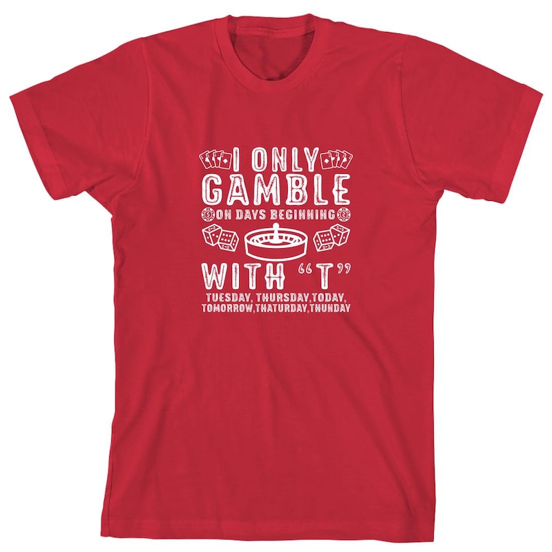 Puede incluir: Camiseta roja con un dise&ntilde;o gr&aacute;fico blanco que dice "Solo juego en d&iacute;as que comienzan con "T"  Martes, Jueves, Hoy, Ma&ntilde;ana, Thaturday, Thunday"