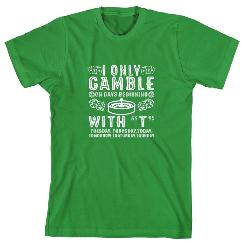 Puede incluir: Camiseta verde con un dise&ntilde;o gr&aacute;fico blanco que dice "Solo juego en d&iacute;as que comienzan con 'T'" y enumera los d&iacute;as de la semana: martes, jueves, hoy, ma&ntilde;ana, Thaturday, Thunday.