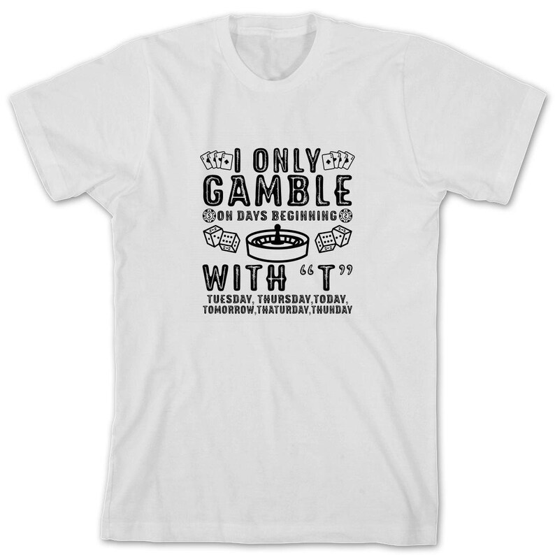 Puede incluir: Camiseta blanca con un gr&aacute;fico negro que dice "Solo juego en d&iacute;as que comienzan con "T"  Martes, Jueves, Hoy, Ma&ntilde;ana, Thaturday, Thunday"