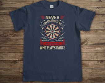 Nunca subestimes a un anciano, Camisa de dardos, Camisa de abuelo, Regalo de abuelo, Camiseta de dardos, Camiseta de abuelo, Día del Padre, Amante de los dardos - ID: 2356