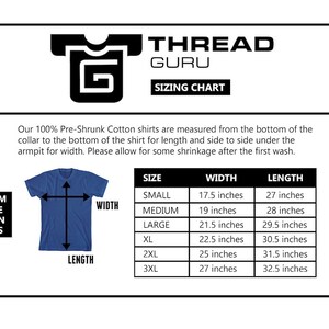 Puede incluir: Una tabla de tallas para camisetas de hombre, que muestra las medidas de ancho y largo en pulgadas para las tallas S a 3XL. La tabla incluye un gr&aacute;fico de una camiseta azul con las medidas etiquetadas.