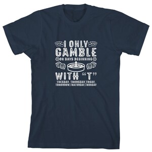 Puede incluir: Una camiseta azul marino con texto blanco que dice "Solo juego en d&iacute;as que comienzan con 'T'" y enumera los d&iacute;as de la semana: martes, jueves, hoy, ma&ntilde;ana, Thaturday, Thunday.