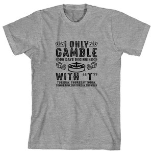 Puede incluir: Camiseta gris con un gr&aacute;fico negro que dice "Solo juego en d&iacute;as que comienzan con "T"  Martes, Jueves, Hoy, Ma&ntilde;ana, Thaturday, Thunday"