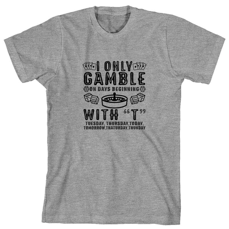 Puede incluir: Camiseta gris con un gr&aacute;fico negro que dice "Solo juego en d&iacute;as que comienzan con "T"  Martes, Jueves, Hoy, Ma&ntilde;ana, Thaturday, Thunday"