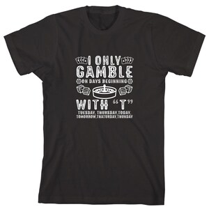 Puede incluir: Camiseta negra con texto blanco que dice "Solo juego en d&iacute;as que comienzan con "T"  Martes, Jueves, Hoy, Ma&ntilde;ana, Thaturday, Thunday".