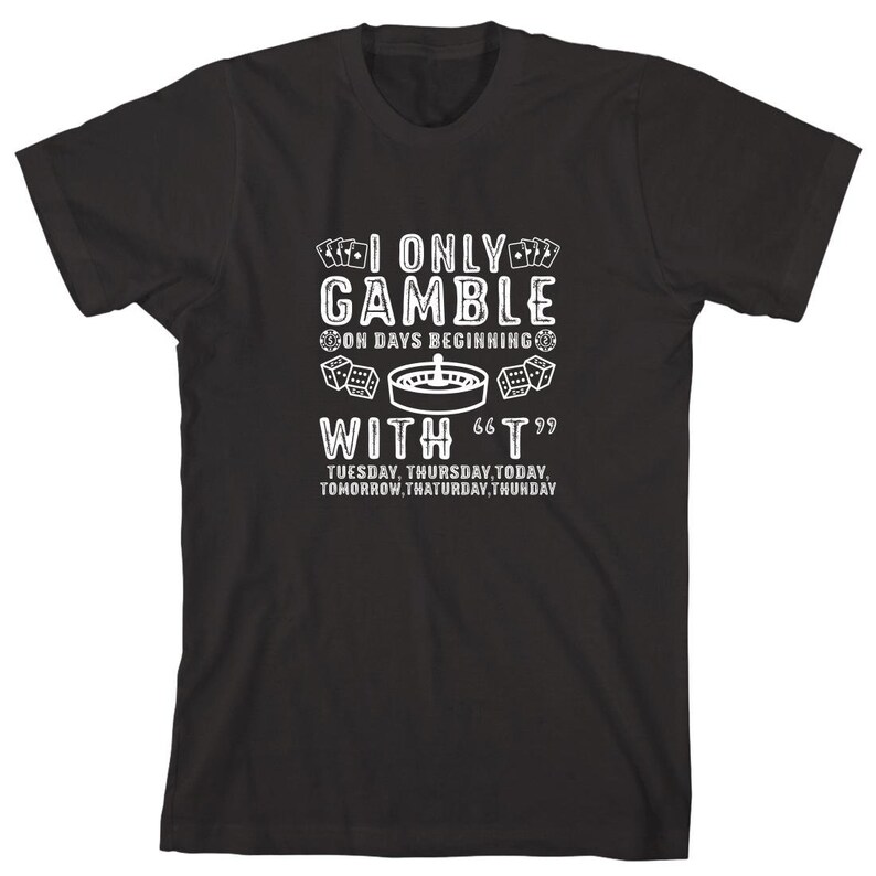 Puede incluir: Camiseta negra con texto blanco que dice "Solo juego en d&iacute;as que comienzan con "T"  Martes, Jueves, Hoy, Ma&ntilde;ana, Thaturday, Thunday".
