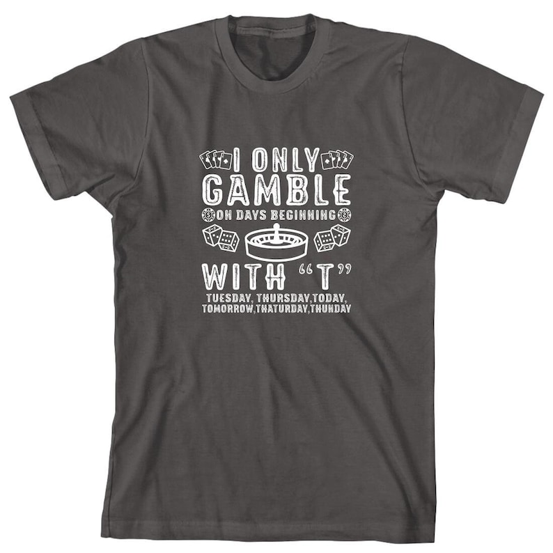 Puede incluir: Camiseta gris oscuro con texto blanco que dice "Solo juego en d&iacute;as que comienzan con 'T'" y enumera los d&iacute;as de la semana: martes, jueves, hoy, ma&ntilde;ana, Thaturday, Thunday.