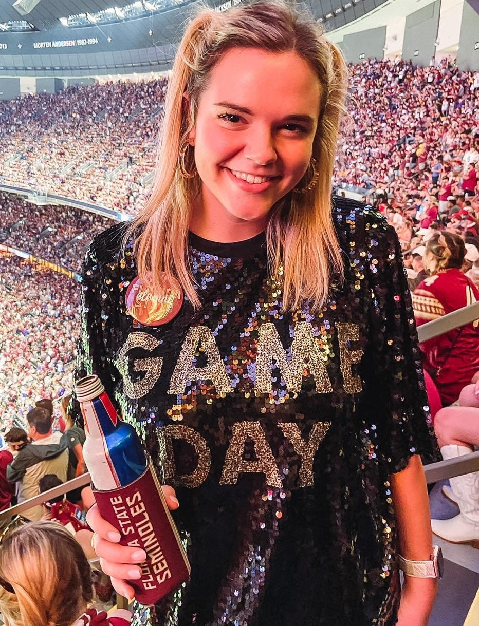 Game Day Outfit ideas * Red and Black Game Day * Vintage L Sweater