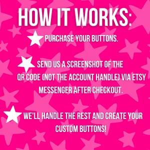Puede incluir: Fondo rosa con estrellas blancas. El texto dice: "C&Oacute;MO FUNCIONA: COMPRA TUS BOTONES. ENV&Iacute;ANOS UNA CAPTURA DE PANTALLA DEL C&Oacute;DIGO QR (NO EL NOMBRE DE USUARIO) A TRAV&Eacute;S DEL MENSAJERO DE ETSY DESPU&Eacute;S DE LA COMPRA. NOSOTROS NOS ENCARGAMOS DEL RESTO Y CREAMOS TUS BOTONES PERSONALIZADOS!"