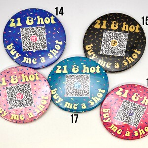 Puede incluir: Cinco botones redondos con un fondo de confeti colorido y el texto "21 & hot buy me a shot" en amarillo. Cada bot&oacute;n tiene un fondo de color diferente: azul, negro, azul verdoso, rosa y rosa. Cada bot&oacute;n tiene un c&oacute;digo QR en el centro.