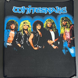 Op de afbeelding: Een zwart en blauw geborduurd patch met de bandnaam "Whitesnake" in witte letters. Vijf mannen zijn afgebeeld op de patch, die zwarte leren jassen en jeans dragen. De bandleden staan voor een blauwe achtergrond.