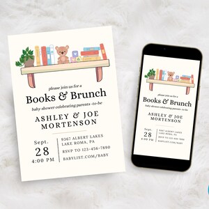 Może przedstawiać: Zaproszenie na baby shower z ilustracją półki z książkami i misiem. Tekst brzmi "Books & Brunch" oraz imiona Ashley & Joe Mortenson. Smartfon wyświetla ten sam projekt.