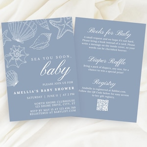 Puede incluir: Tarjetas de invitación a un baby shower en un tono azul suave, con ilustraciones de conchas marinas. La tarjeta frontal dice "Sea You Soon, Baby" con detalles del evento. La tarjeta trasera incluye solicitudes de libros, una rifa de pañales e información de registro.