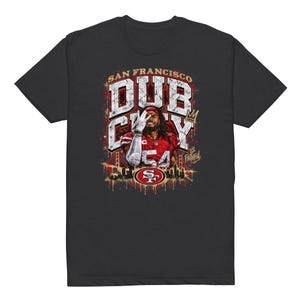 Może przedstawiać: Czarny t-shirt z grafiką przedstawiającą zawodnika futbolu amerykańskiego w czerwonej koszulce z numerem 54. Napis głosi SAN FRANCISCO DUB CITY oraz FAITHFUL. Projekt zawiera czerwono-złote logo drużyny, panoramę miasta i ikonę złotej korony.