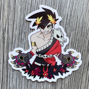 Puede incluir: Una pegatina con un personaje de dibujos animados con cabello negro, un atuendo rojo y negro y un accesorio parecido a una calavera. El personaje tiene un ojo rojo y un ojo verde. La pegatina est&aacute; sobre un fondo blanco y presenta un dise&ntilde;o floral.