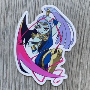 Puede incluir: Una pegatina con un personaje de dibujos animados con cabello morado, que lleva un atuendo azul y dorado, sosteniendo una guada&ntilde;a rosa y negra. El personaje tiene una corona y una calavera en la pierna.