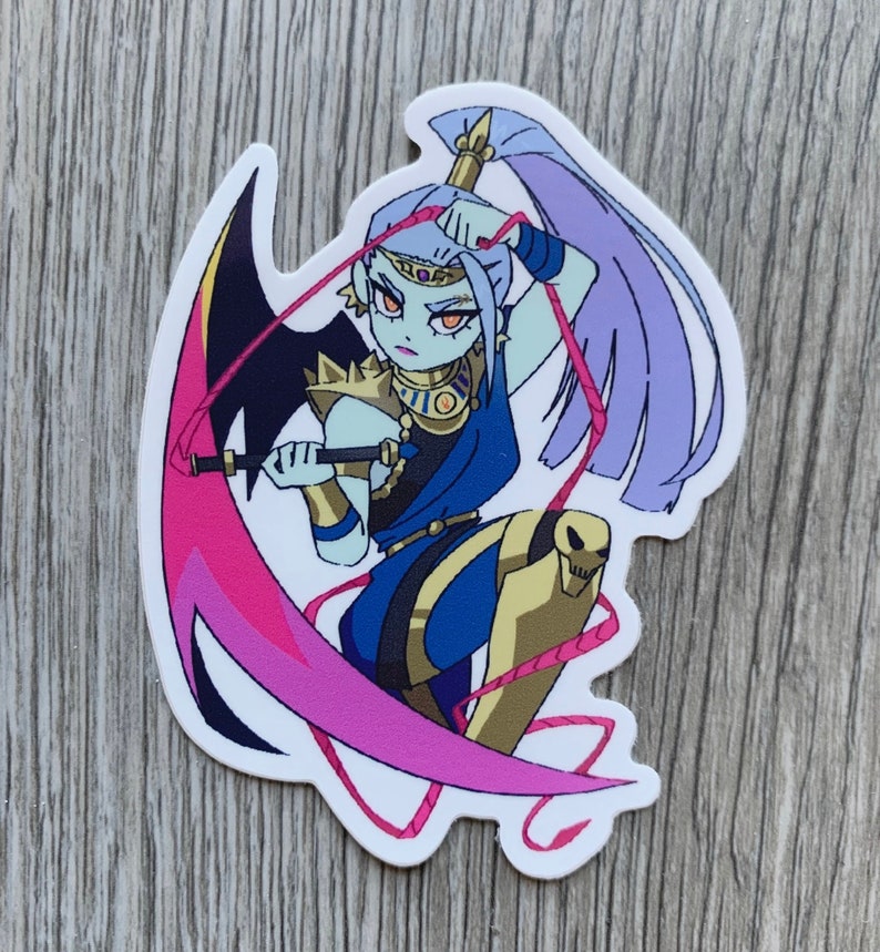 Puede incluir: Una pegatina con un personaje de dibujos animados con cabello morado, que lleva un atuendo azul y dorado, sosteniendo una guada&ntilde;a rosa y negra. El personaje tiene una corona y una calavera en la pierna.