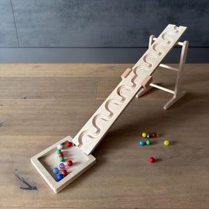 Juego básico de pista de canicas, 2 pistas sinuosas que incluyen torre, bandeja de recolección, conectores y canicas de vidrio, juguete de pista de canicas de madera