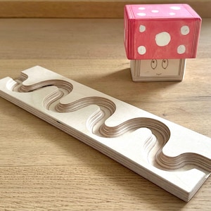 Murmelbahn Platte mit Pilz Aufbewahrungsbox für Murmeln Holzspielzeug Set inkl. Murmelbahnplatte Schlängelbahn Box Auffangschale