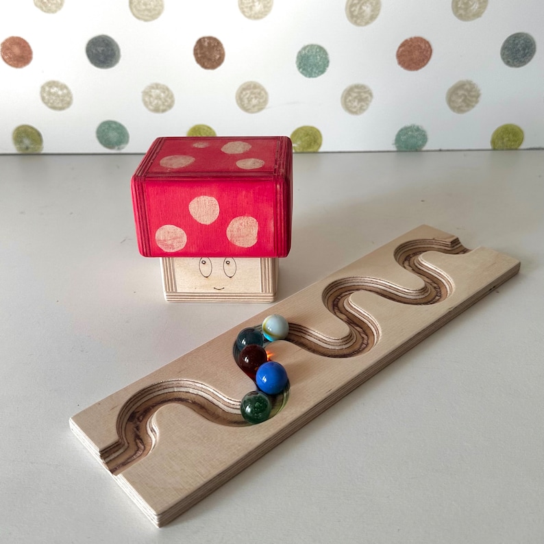 Murmelbahn Platte mit Pilz Aufbewahrungsbox für Murmeln Holzspielzeug Set inkl. Murmelbahnplatte Schlängelbahn Box Auffangschale Bild 2