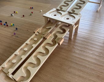 Pista per biglie con doppio imbuto