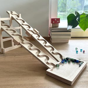 2 pistas - Juego de pista de canicas, 4 placas sinuosas que incluyen torre de carreras, bandeja recolectora, conector y canica de vidrio, pista de canicas de juguete de madera
