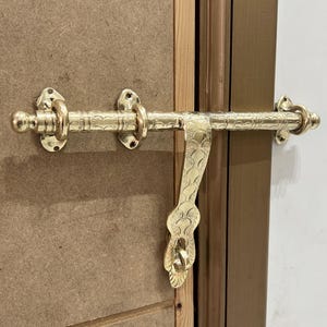 Pestillo para puerta corrediza de latón sin lacar, pestillo de latón marroquí artesanal con grabados intrincados, acabado dorado. Compra 2 y llévate 1 gratis.