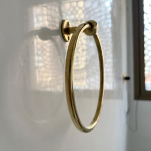Brass Towel Ring, Unlacquered Brass Wall-Mounted Towel Holder, Brass Bathroom Accessory, Circular Towel Rack, Elegant Bathroom Decor