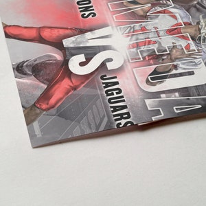 Puede incluir: Primer plano de la portada de una revista con un jugador de f&uacute;tbol americano con un uniforme rojo y blanco. El texto de la portada dice "Jaguars vs Chiefs".