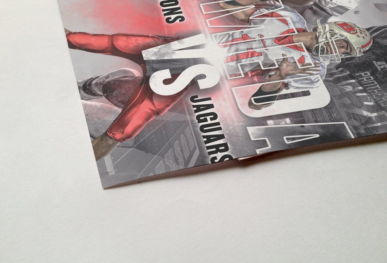 Puede incluir: Primer plano de la portada de una revista con un jugador de f&uacute;tbol americano con un uniforme rojo y blanco. El texto de la portada dice "Jaguars vs Chiefs".