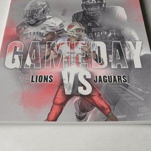 Puede incluir: Un p&oacute;ster de d&iacute;a de juego con las palabras "GAMEDAY" en letras grandes, negritas y blancas. Las palabras "LIONS VS JAGUARS" est&aacute;n debajo de la palabra "GAMEDAY". El p&oacute;ster presenta a tres jugadores de f&uacute;tbol americano en acci&oacute;n. El jugador del centro lleva una camiseta roja con el n&uacute;mero "11" en ella. Los jugadores de la izquierda y la derecha llevan camisetas negras y blancas. El p&oacute;ster tiene un efecto de acuarela rojo y blanco.