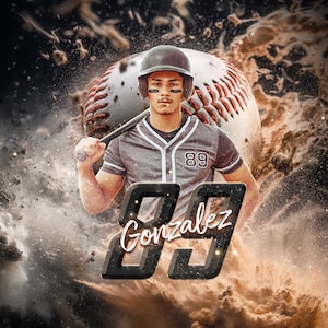 Puede incluir: Un jugador de béisbol con una camiseta gris con el número 89, un casco negro y pintura negra debajo de los ojos. El jugador sostiene un bate de béisbol y está de pie frente a una pelota de béisbol. El nombre del jugador, "Gonzalez", está escrito en letras grandes negras con un contorno blanco y un efecto brillante.