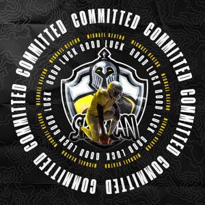 Può includere: Un design grafico con un giocatore di football americano in ginocchio con un pallone. Il design include uno scudo con un elmo, la parola "SARAN" e le parole "COMMITTED", "MICHAEL KEATON" e "GOOD LUCK" su sfondo nero.