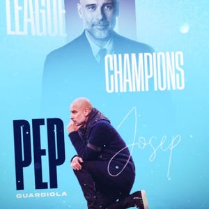 Op de afbeelding: Een blauwe en witte afbeelding met de tekst "LEAGUE CHAMPIONS" en "PEP GUARDIOLA" met een foto van een man in pak en een man die knielt.