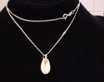 Halskette aus Sterlingsilber und Anhänger aus Kaurimuschel
