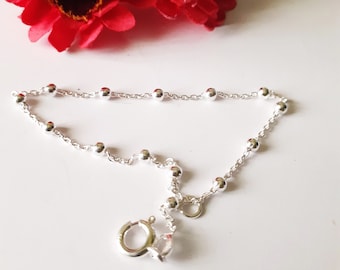Pulseira minimalista em corrente de prata de lei com contas redondas de 2 mm.