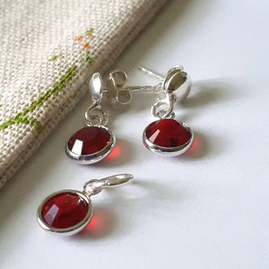 Parure bijoux en argent massif et cristaux bordeaux, clous d'oreilles rouges, pendentif cristal et argent 925, cadeau pour elle image 1