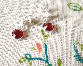 Puces d'oreilles en argent massif et cristaux bordeaux, clous d'oreilles rouges, cadeau pour elle